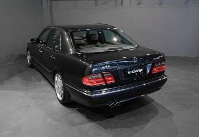 Mercedes-Benz E320 Avantgarde 2001 Preto carbono com tom azulado