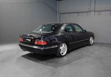 Mercedes-Benz E320 Avantgarde 2001 Preto carbono com tom azulado