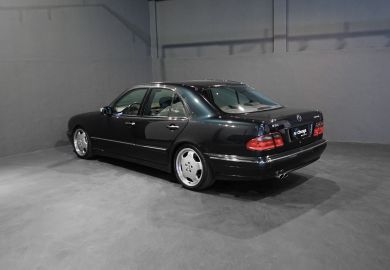 Mercedes-Benz E320 Avantgarde 2001 Preto carbono com tom azulado