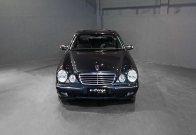 Mercedes-Benz E320 Avantgarde 2001 Preto carbono com tom azulado