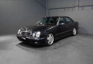 Mercedes-Benz E320 Avantgarde 2001 Preto carbono com tom azulado