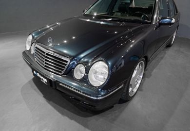 Mercedes-Benz E320 Avantgarde 2001 Preto carbono com tom azulado